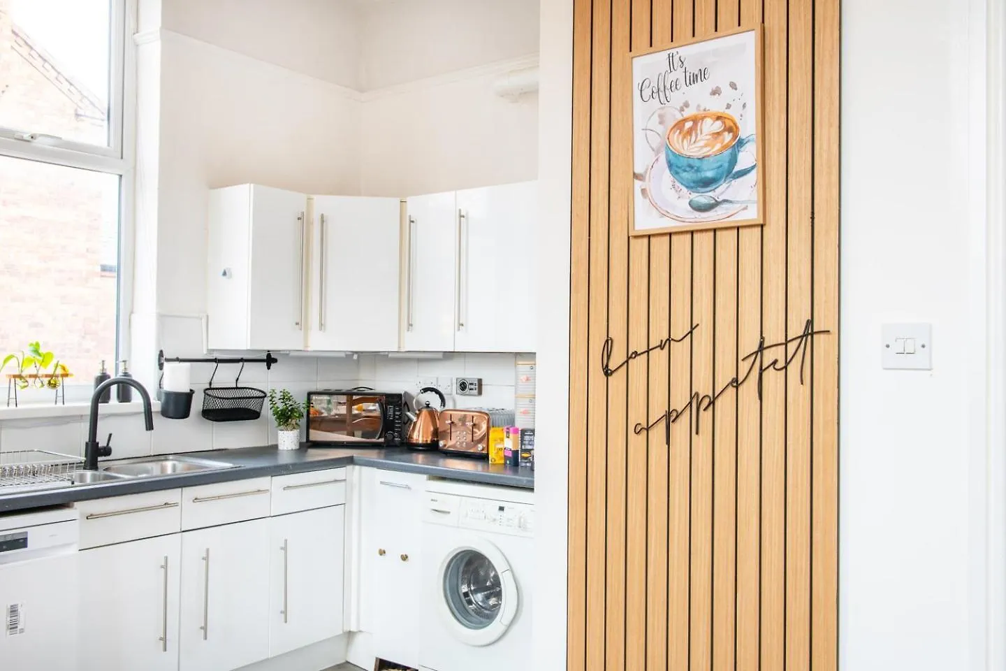 Stylish 2 Bedroom Ecocrest - Parking - Sleeps 5 Guests Lägenhet