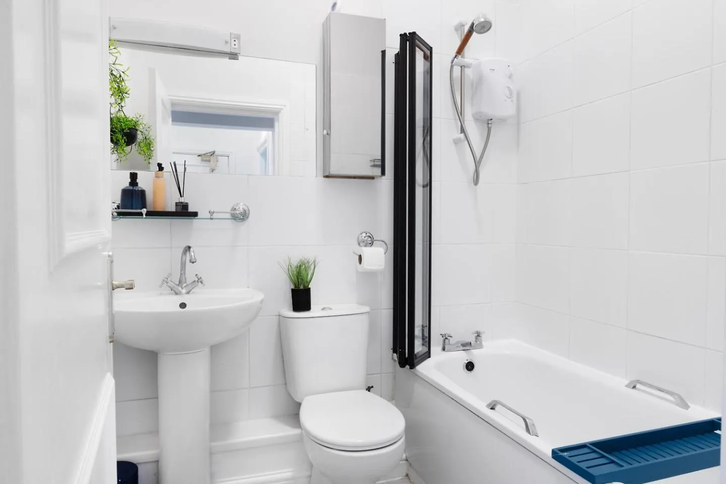 Stylish 2 Bedroom Ecocrest - Parking - Sleeps 5 Guests